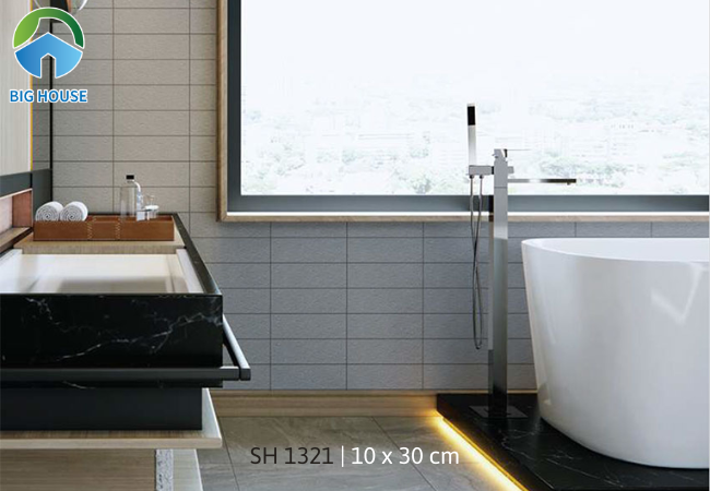 SH 1321 là mẫu gạch thẻ ốp tường nhà tắm màu xám, bề mặt nhám mờ, dạng 3D hơi sần nhẹ, chống rêu mốc tốt