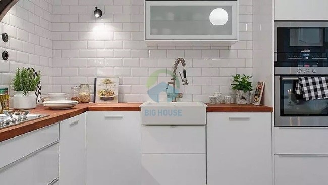 Gạch ốp tường màu trắng sữa thích hợp với những gia chủ muốn có sự khác biệt về màu sắc cho không gian bếp