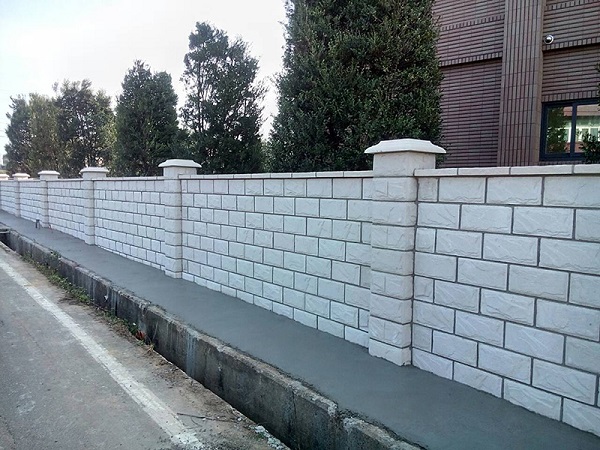 Gạch bê tông cũng được dùng để xây tường bao quanh nhà