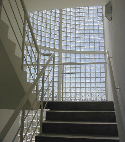 Top mẫu gạch kính lấy sáng cầu thang cho kiến trúc hiện đại