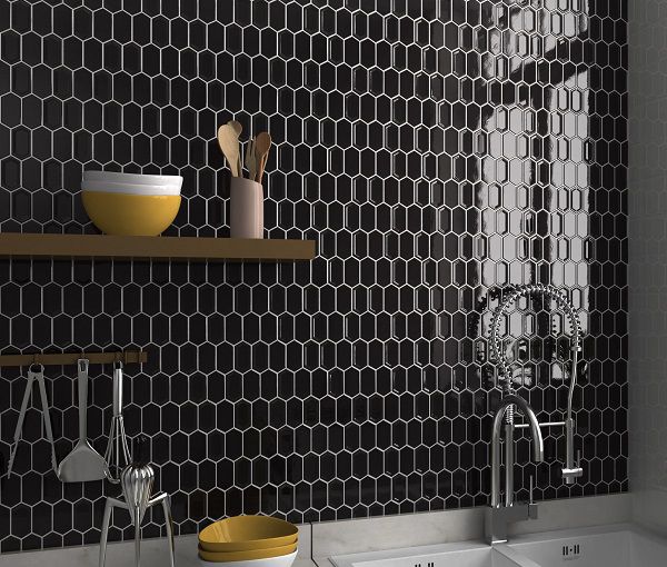 Bức tường bếp ốp gạch lục giác mosaic màu đen vừa đẹp vừa giúp bảo vệ tường tốt hơn