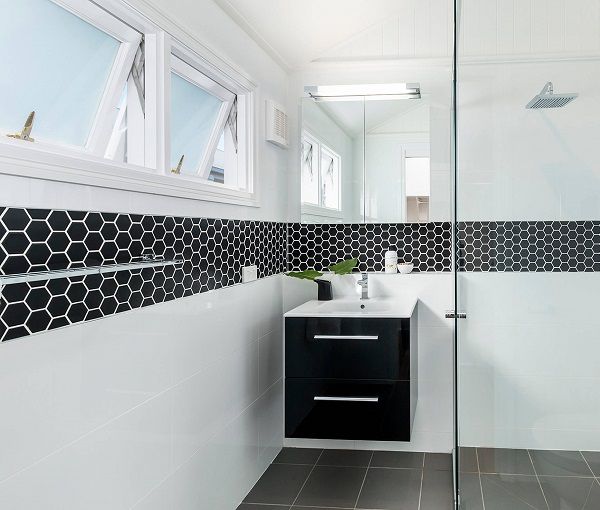 Gạch mosaic lục giác màu đen giúp bức tường nhà tắm trông cá tính hơn hẳn