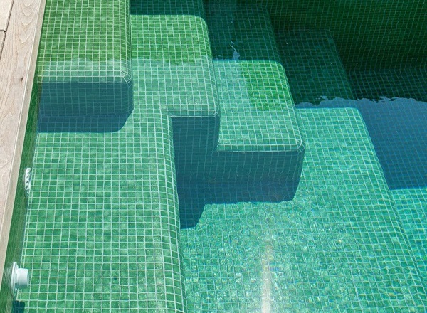 Gạch mosaic thủy tinh xanh ngọc ốp bể bơi đẹp lấp lánh dưới ánh mặt trời