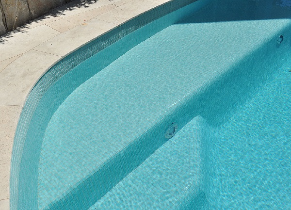 Tông xanh ngọc nhạt của mẫu gạch mosaic này mang đến vẻ đẹp mộng mơ cho bể bơi