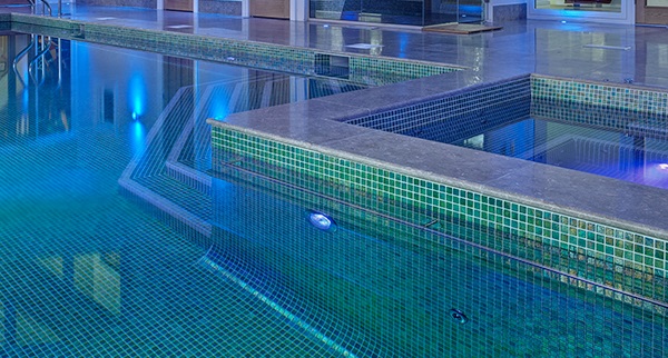 Bể bơi ốp gạch mosaic màu xanh ngọc trộn màu đẹp ấn tượng