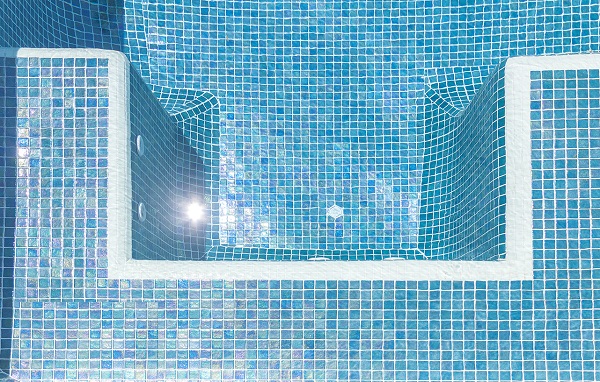 Mẫu gạch mosaic màu xanh ngọc lam bắt sáng tốt, cho bể bơi thêm phần lấp lánh, cuốn hút