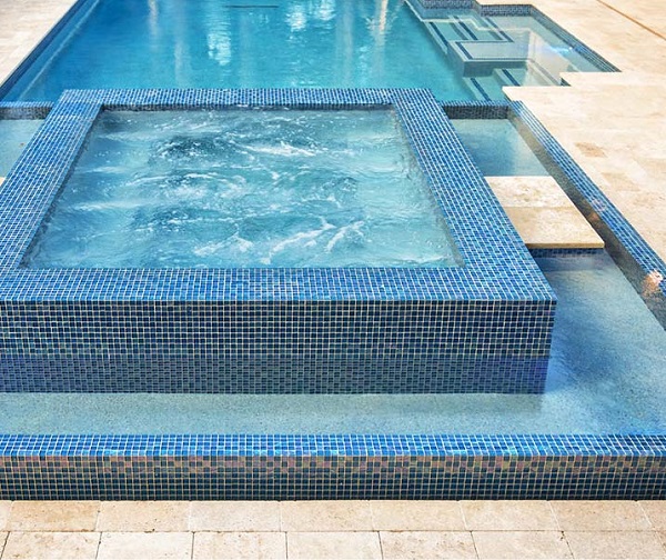 Ốp bể bơi cũng là ứng dụng phổ biến của gạch mosaic thủy tinh