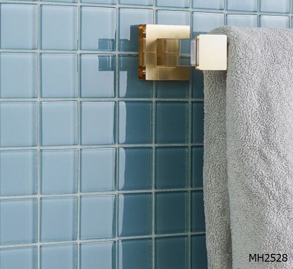 Gạch mosaic chất liệu thủy tinh được sử dụng để ốp trang trí phòng tắm