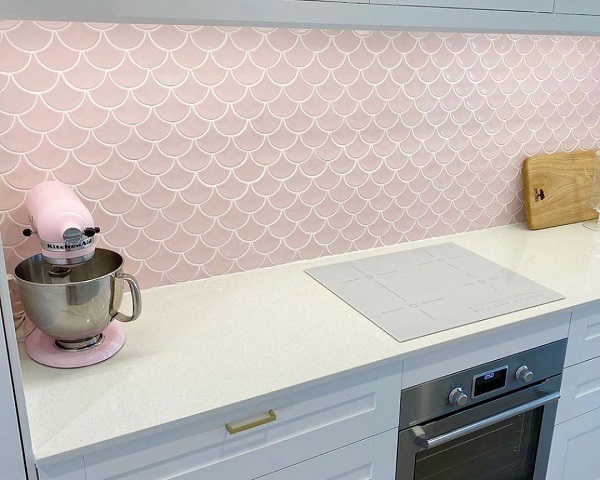 Phòng bếp ốp gạch mosaic vảy cá màu hồng nhạt đẹp tinh tế, trang nhã