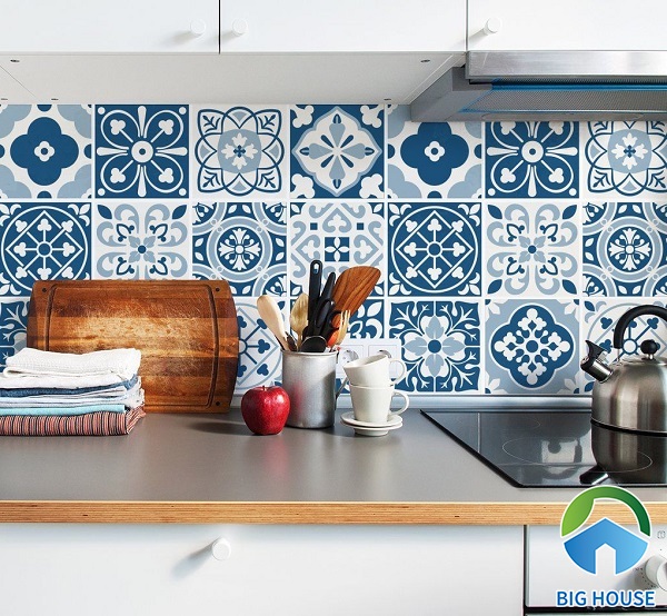 Với các mẫu gạch ốp tường bếp hiện đại, bạn sẽ có thêm nhiều lựa chọn cho căn bếp của mình. Với độ bền cao và chống thấm tốt, bạn có thể yên tâm sử dụng những tấm gạch đẹp và ưng ý nhất. Tham khảo ảnh để chọn trang trí không gian bếp nhà mình theo cảm hứng mới nhất từ các kiểu dáng và màu sắc đang hot.