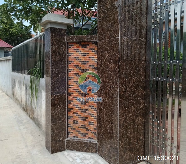 Với vẻ ngoài ấn tượng, mẫu gạch ốp tường 15x30 OML 1530021 tạo điểm nhấn độc đáo cho cổng nhà