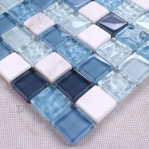 Các viên gạch mosaic được làm từ thủy tinh kết hợp khoáng chất, nung ở nhiệt độ cao